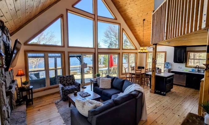 Bala Cabaña | Classic Muskoka Getaway - Hot Tub, Private Beach, Firepit & View!