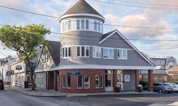 Newport Complejo | Classic New England Charm At The Heart of Newport-Wyn. Newport Onshore- 2 Bd.