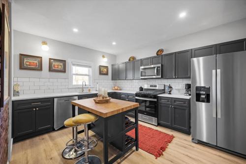 Crafton Casa | Classic Pittsburgh 4 Square - Easy Access to Town and Airport