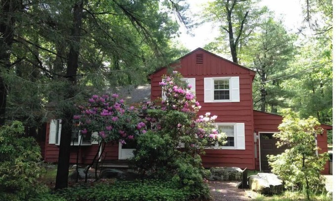 Lake Harmony Cabaña | Classic Pocono Mountain Cottage in Split Rock