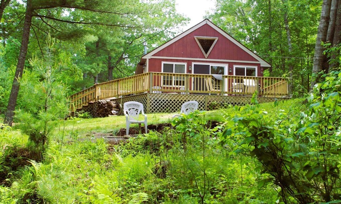 Winter Cabina | Classic Rustic Lakeside Cabin Retreat. Sleeps 6. Pets allowed.