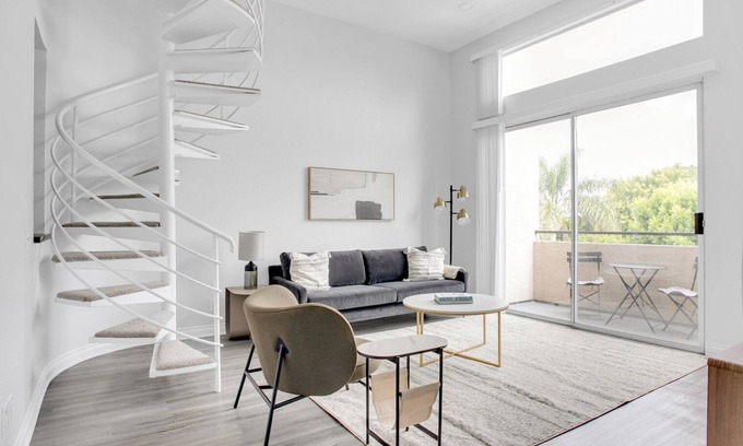 Sherman Oaks Apartamento | Classic Sherman Oaks 2BR w/ W/D, near WF & TJ, by Blueground
