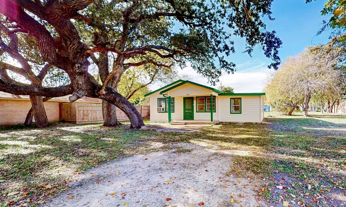 Aransas Pass Casa | Classic, single-level home with large yard & washer/dryer - a mile from the bay