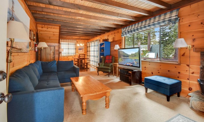 Carnelian Bay Cabaña | Classic Tahoe Cottage - 1/2 Mile to Beach, Dogs Ok