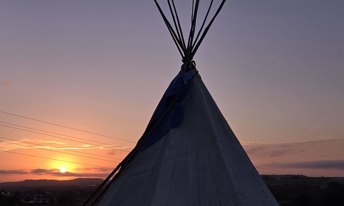 Bulford Alquiler De RV | Tipi-Clásico-Communal washrooms-Vista al campo