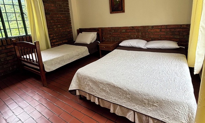 San Gil Hotel | Alojamiento Cómodo para Tres Personas con Balcón