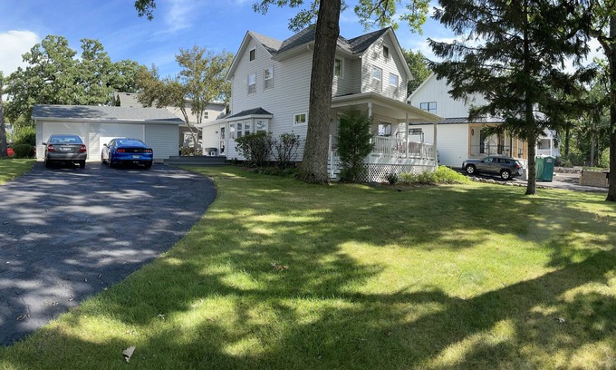 Fontana-on-Geneva Lake Casa | Classic Lake House just a few blocks to Abbey, Lakefront, Restuarants, & Beach