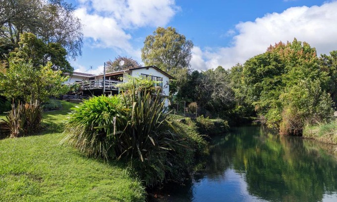 Ngongotaha Casa | Classical Lockwood house nearby the stream