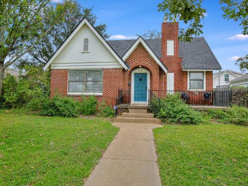 Austin Ave. Casa | Classy 1927 Uptown Tudor 4 min to Magnolia