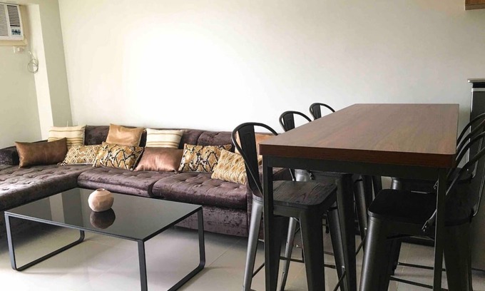 Guadalupe Nuevo Condominio | Classy 2BR Apartment + Netflix at Rockwell Makati