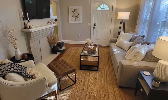 Greenville - Spartanburg Casa | Classy Copacetic Cottage-King bd, Clean, close to Downtown, Furman, Swamp Rabbit