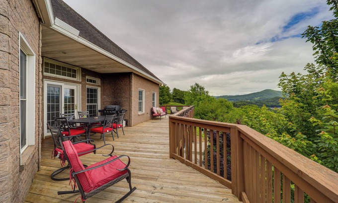 West Jefferson Casa | Classy Home w/ Hot Tub + Mt. Jefferson Views!