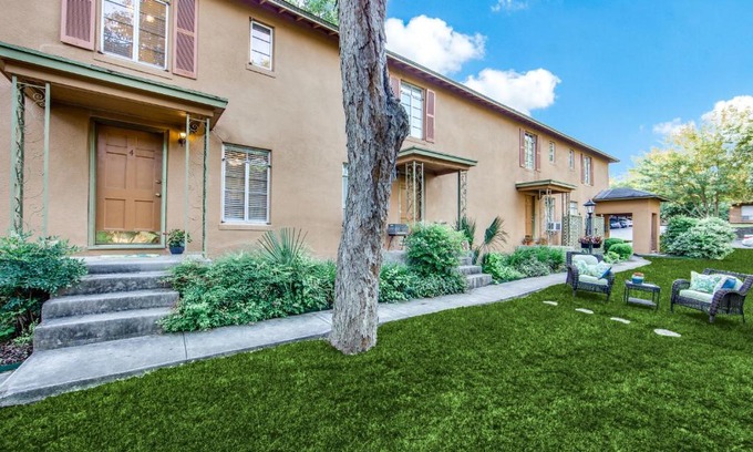 Uptown Apartamento | Classy Mid-Century Townhome in Alamo Heights