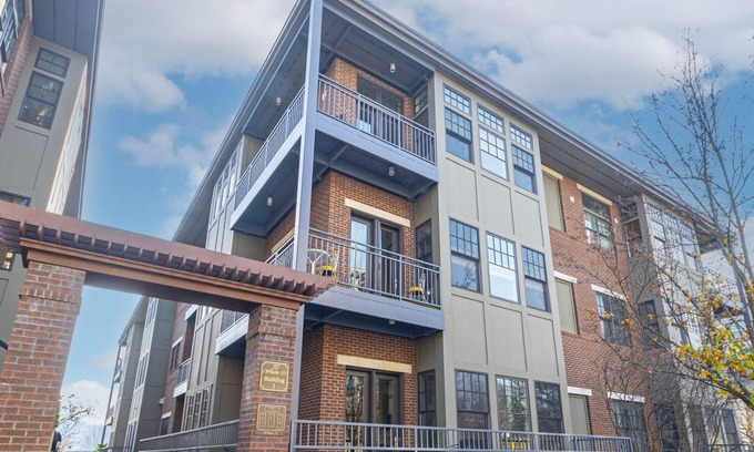 Saratoga Springs Condominio | Classy Open Concept Condo!