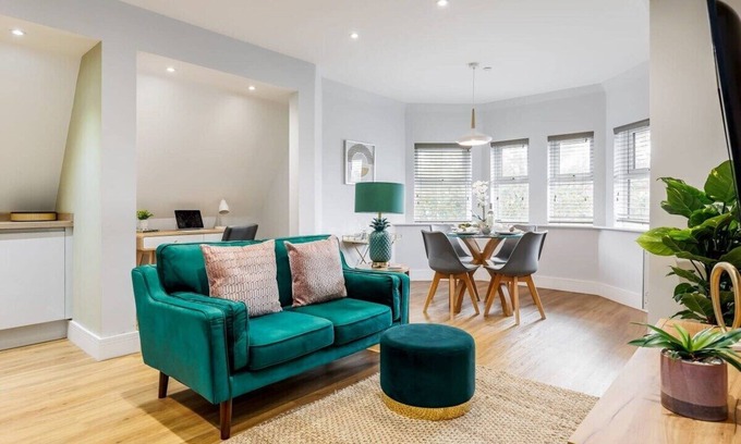 West Cliff Apartamento | Classy Seaside 1-Bed Apt w/ Free Gym & Parking