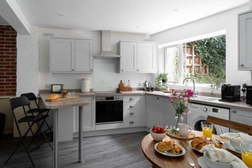 Exmouth Casa | Classy two bed home - close to town centre & beach