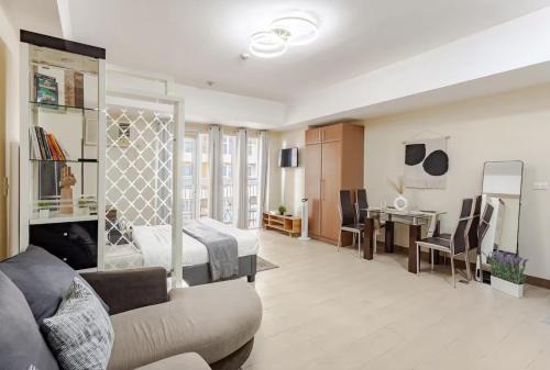 Pinagsama Apartamento | Classy Venice Grand Studio Balcony Pet friendly, WiFi & Pool