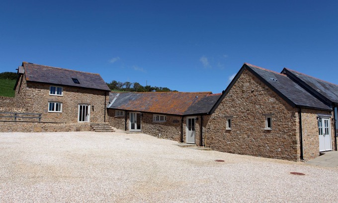 Littlebredy Cabaña | Clayhanger Lodge is a spacious, converted detached barn