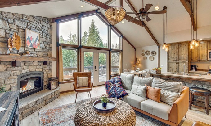 Cle Elum Cabaña | Cle Elum Cabin w/ Hot Tub, Fire Pit & Deck!