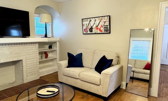 Shaker Heights Apartamento | CLE Rock-n-Roll Apartment-CLE Clinic Long Term Stays Welcomed