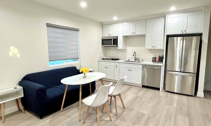 Santa Ana Heights Casa | Clean 1b1b near Disneyland