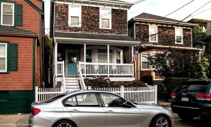 Fifth Ward Cabaña | Clean and bright downtown cottage on Newport's bustling Thames Street