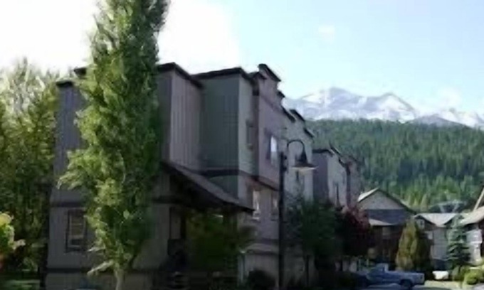 Pemberton Casa | Clean and Comfortable base for a family/group of 5.