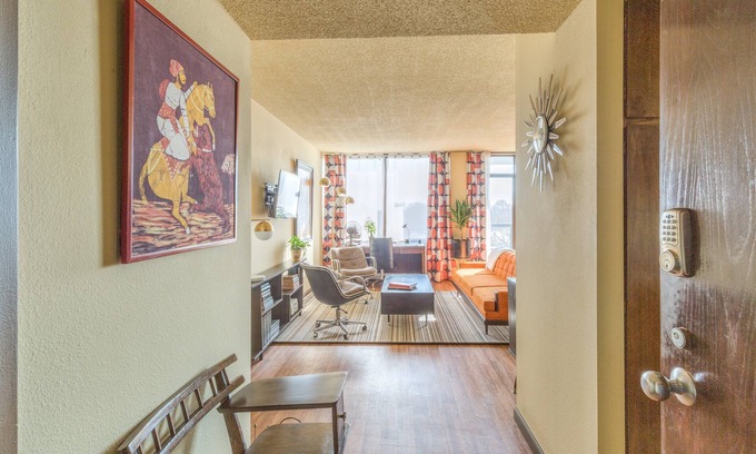 Downtown Tulsa Condominio | Totalmente amueblado, en el centro de Tulsa, condominio de mediados de siglo completamente único.