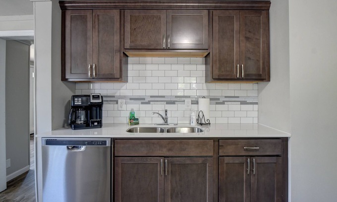 Gary Casa | Clean and Comfortable Ranch near 80/94/65 Refinery