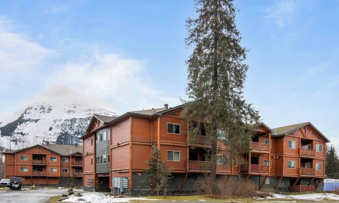 Alyeska Apartamento | Clean and Comfortable 2 Bdrm Condo in Downtown