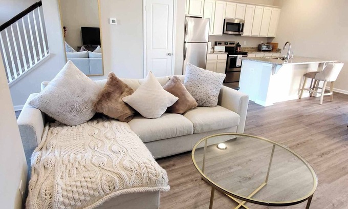 St. Andrews Casa | Clean and comfortable townhome with parking in Columbia