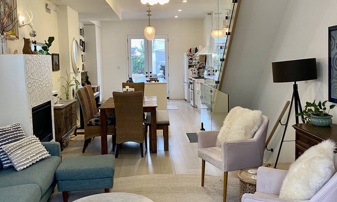 Greenwood - Coxwell Casa | CLEAN AND COMFORTABLE. Walking distance to beach, shops and top restaurants.