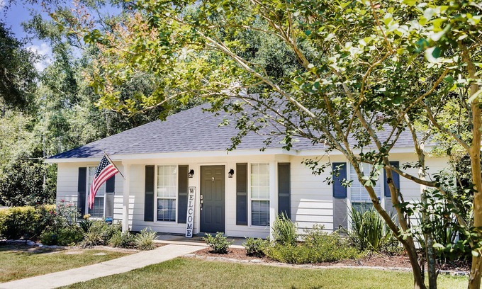 Daphne Casa | CLEAN and COMFY 3br/2ba home in Daphne, Near I-10, Mobile, Fairhope, Beaches!
