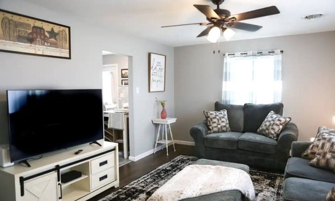 North East Casa | Clean and Cozy 2 BR home blocks away from downtown