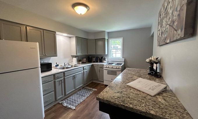 Williamsburg Casa | Clean and cozy 4 Bed, 2 Bath home- Sleeps 11- Close to university-
