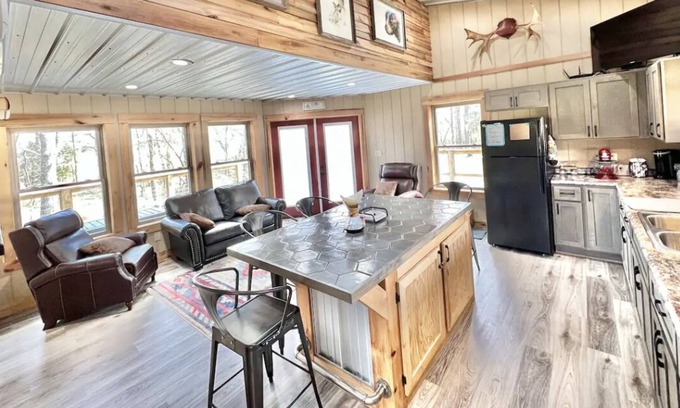 Bakerton Cabina | Clean and Cozy Cabin in the Trees w/ Boat Ramp!