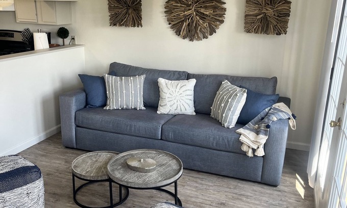Imperial Beach Apartamento | Clean and spacious unit with private balcony 1.5 blks from the beach!
