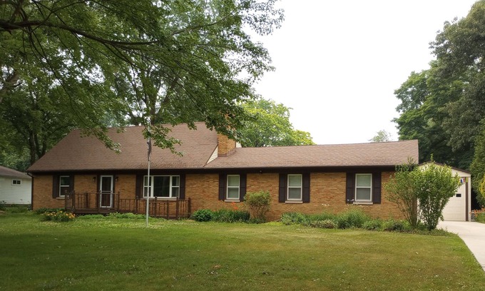 Akron Casa | Clean and spacious 3 bedroom home with charm & great vibes. Welcome to my home!
