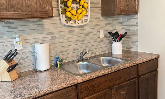 Lake Station Casa | Clean Apartment close to 80/94, I65 Lake Station 2751 DeKalb 1 bed