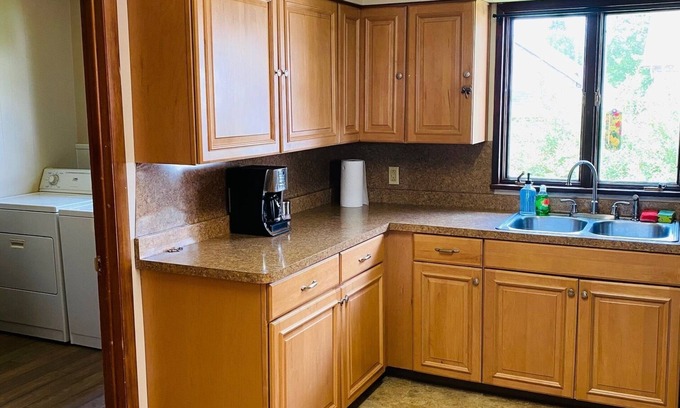 Hermitage Casa | Clean & Basic One Floor House Close to Park & Lake