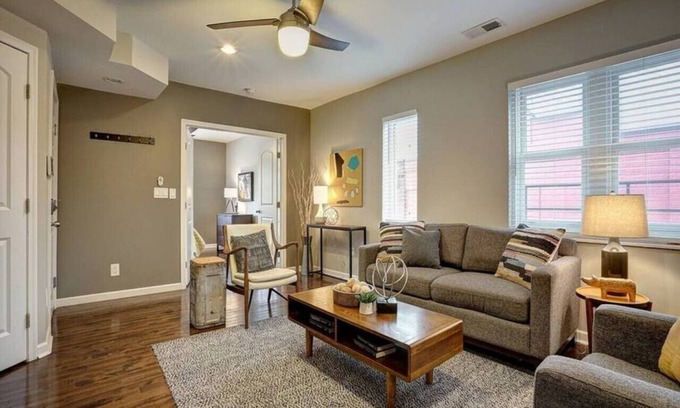 Mount Auburn Apartamento | Clean & Bright 2BR near downtown