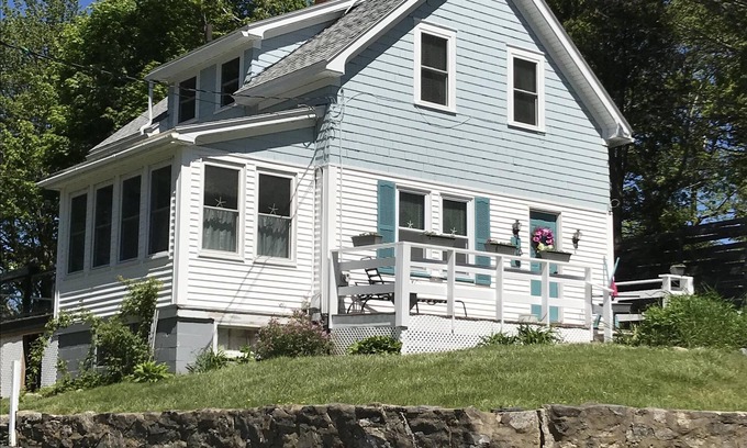 Boothbay Harbor Casa | Casa recientemente renovada - ¡A poca distancia de TODO!