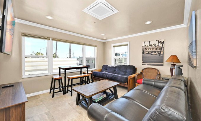 Newport Beach Apartamento | Clean Budget Friendly Apartment Steps from Beach