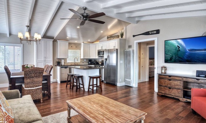 Corona del Mar Condominio | CDM Flower Streets: 1 cuadra a la playa y al pueblo con A / C- Loft y garaje