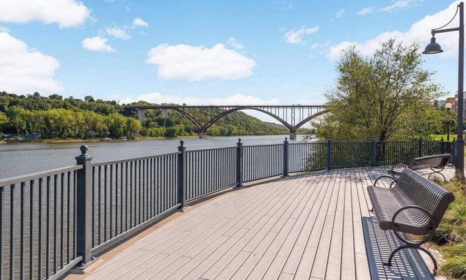 West Seventh Casa | CLEAN comfortable 2BR GREAT BEDS and bedding. WALK to EXCEL and DT St Paul!