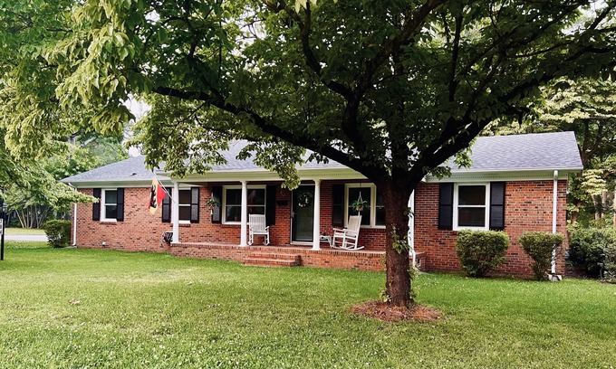 New Bern Casa | Clean Comfortable Corner Home in Colonial Capital of New Bern