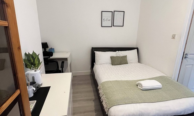 Coventry Casa | Clean comfortable double bed