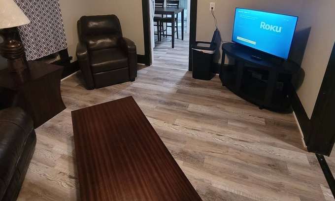 Two Rivers Apartamento | Clean & Comfortable - Lincoln St Upper Apt - Walk to the Beach and Downtown!