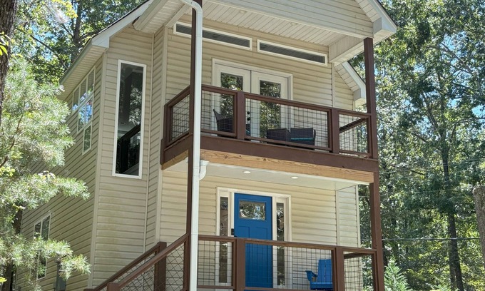 Dahlonega Cabaña | Clean & Comfy! Close to Dahlonega Square, UNG, Weddings & Wine. Dogs welcome!