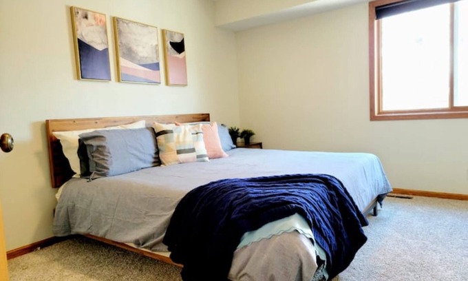 Eagan Casa | Clean, Comfy, digs close to all the attractions